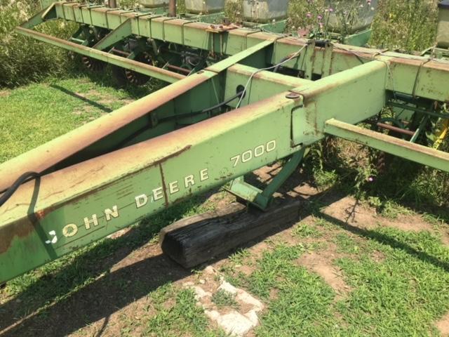 JD 7000 8RW Planter w/Bobalee transport, contour markers, frame mnt. Coulters, corn & bean units