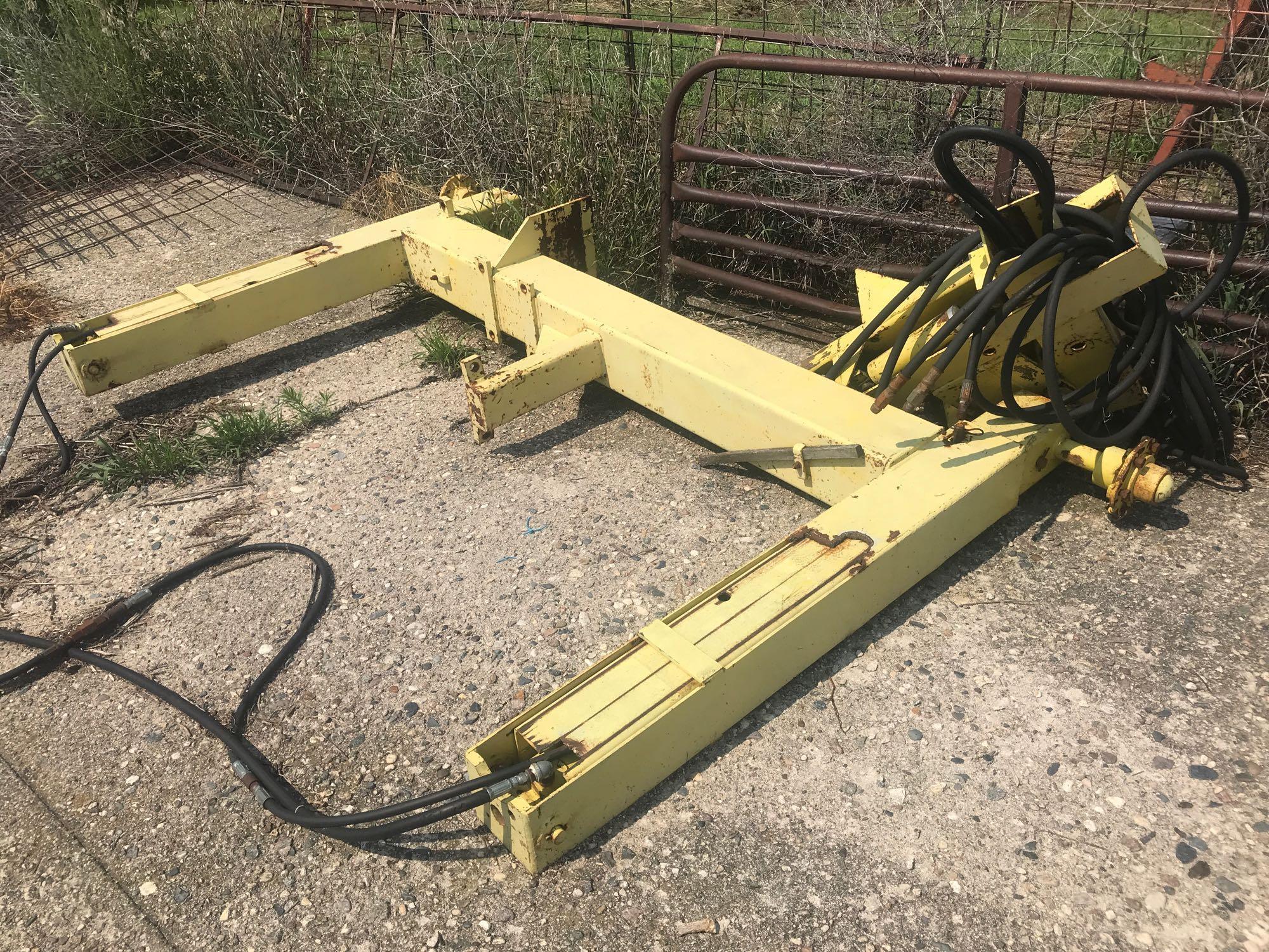 JD 7000 8RW Planter w/Bobalee transport, contour markers, frame mnt. Coulters, corn & bean units