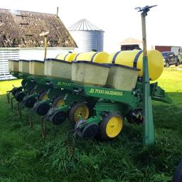 JOHN DEERE 7000 6x30' PLANTER