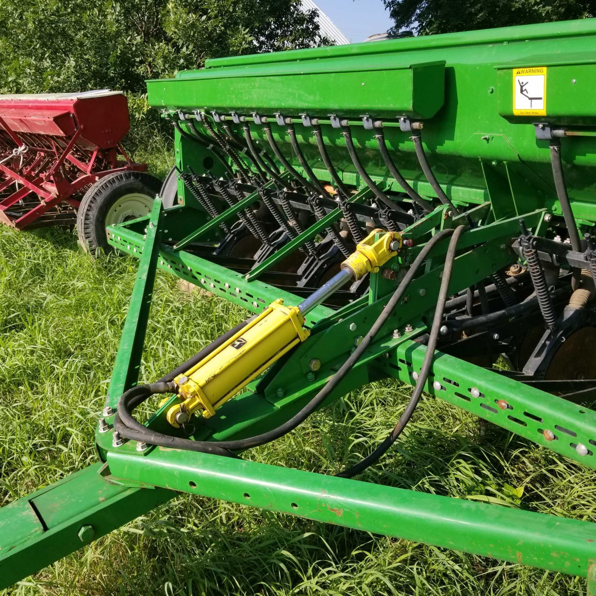 JOHN DEERE 450 END WHEEL GRAIN DRILL W/ GRASS SEED