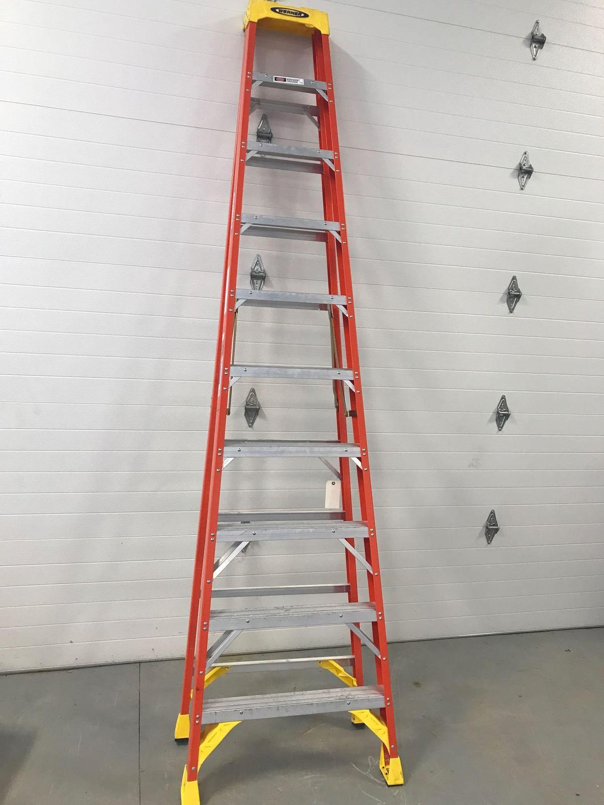 WERNER 10' FIBERGLASS STEPLADDER