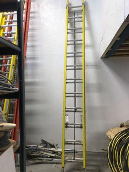 GREEN BULL 24' FIBERGLASS EXTENSION LADDER