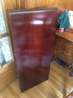 Mahogany 42'' w, 60'' l, 32'' h, double pedestal with Duncan Pfyfe claw feet, five chairs with one