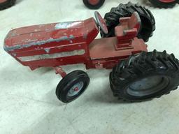 ASSORTMENT 1/16 IH TRACTORS