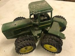 ASSORTMENT 1/16 JOHN DEERE 4 WHEEL DRIVE TRACTORS