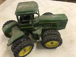 ASSORTMENT 1/16 JOHN DEERE 4 WHEEL DRIVE TRACTORS