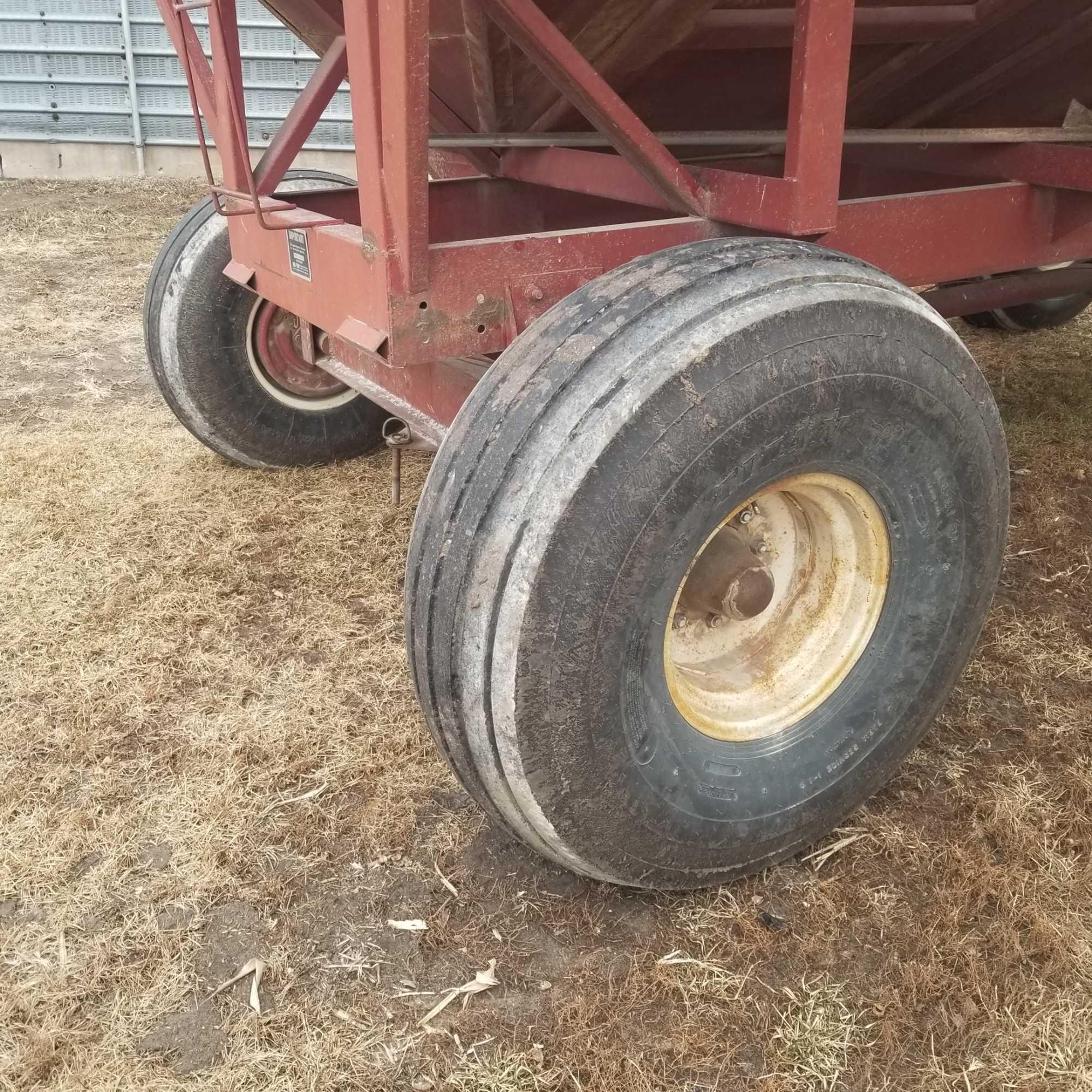 M&W 400 Little Red Gravity Wagon