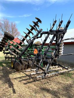 John Deere 630 Tandem Disc 22' Hydraulic Fold