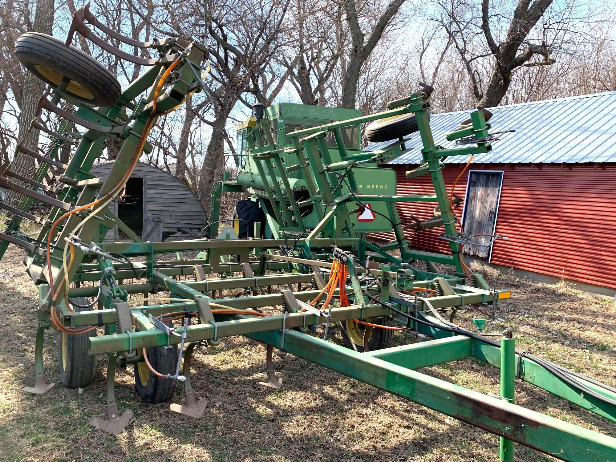 John Deere 960 Field Cultivator 24'