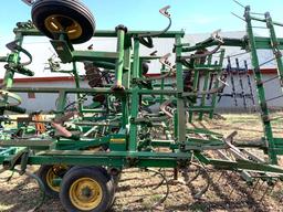 John Deere 960 Field Cultivator 24'