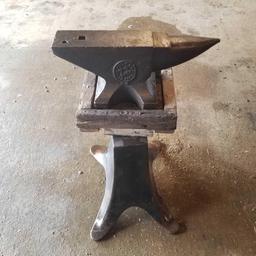 Vulcan 18" Horned Anvil and Pedestal Stand