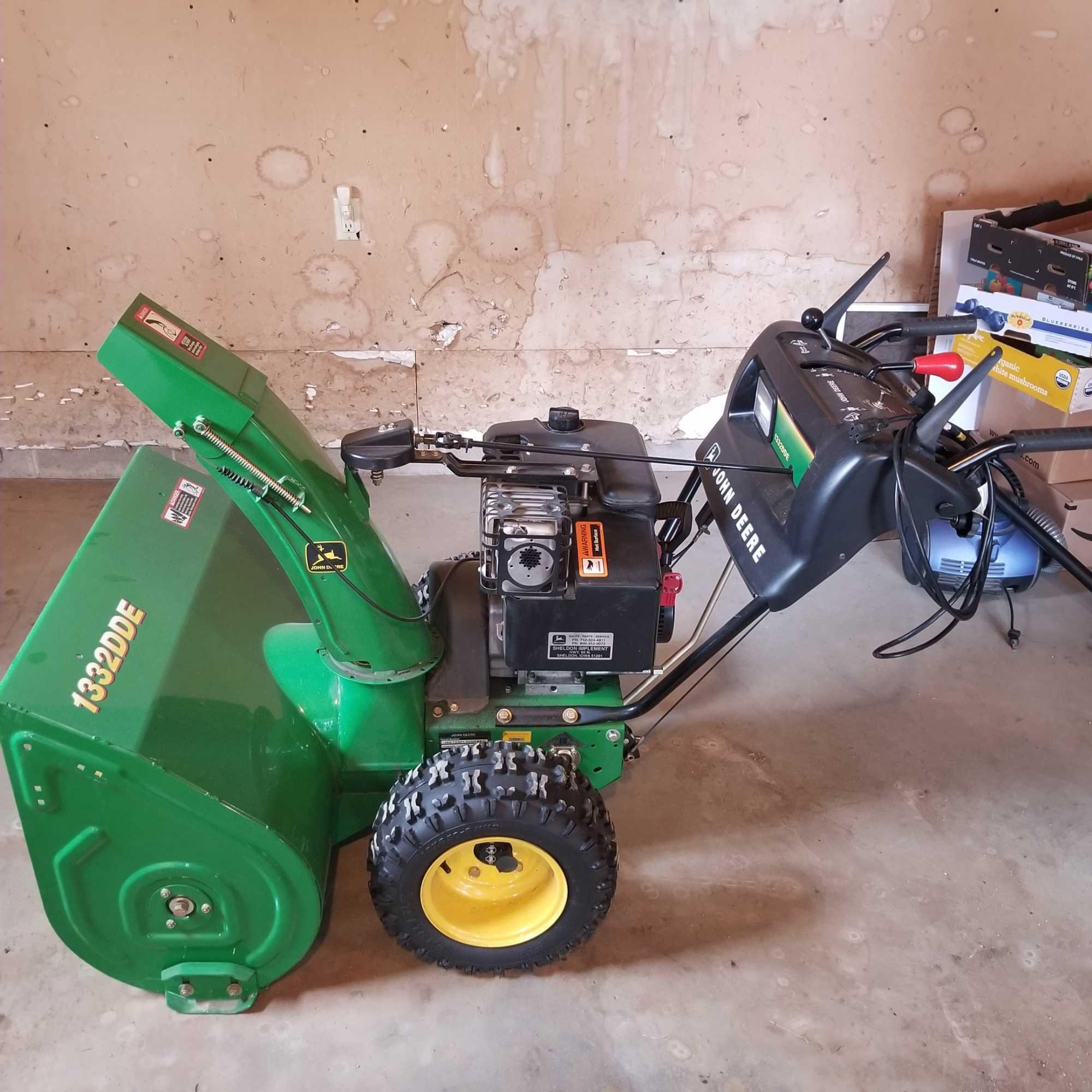 John Deere 1332DDE Walk Behind Self Propelled Snow Blower