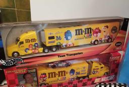 Assortment M&M Collectibles inc. Semi Tractor/Trailers, Desk Lamp, Dispenser