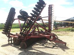 IH 490 Disk Harrow, 28'