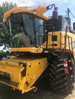 2008 New Holland CR9040 Combine