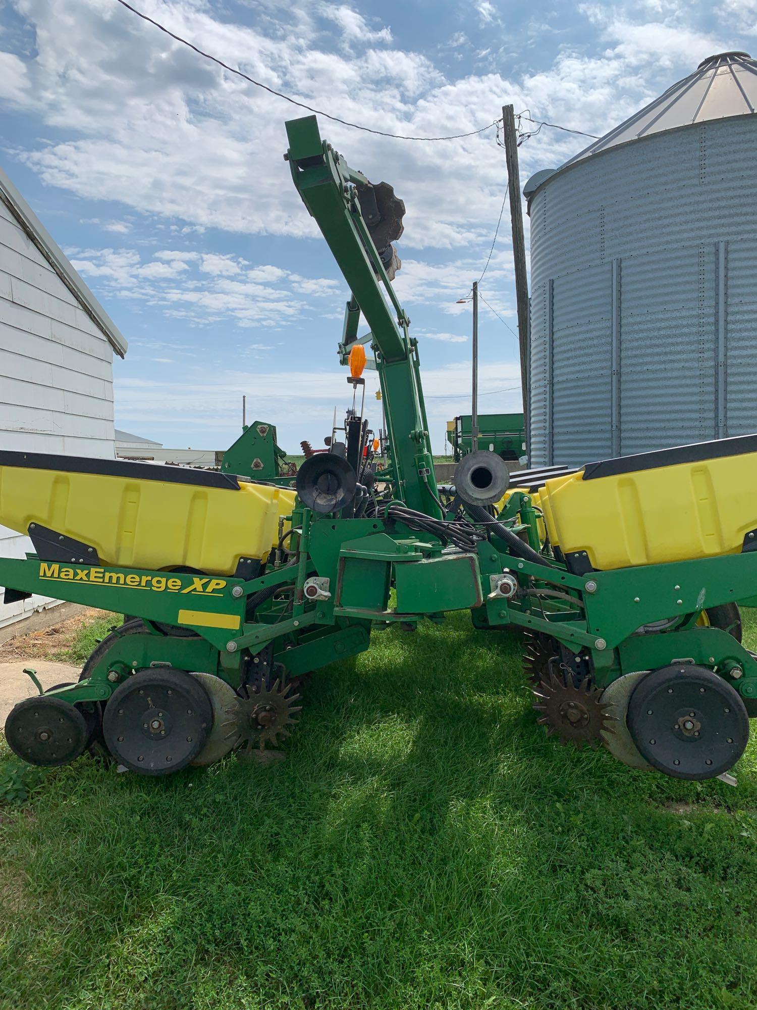 John Deere 1760 12x30 Planter