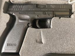 Springfield XD40 .40 cal. Hand Gun -Like new in hard case.