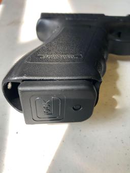 Glock 22 9mm Handgun with case