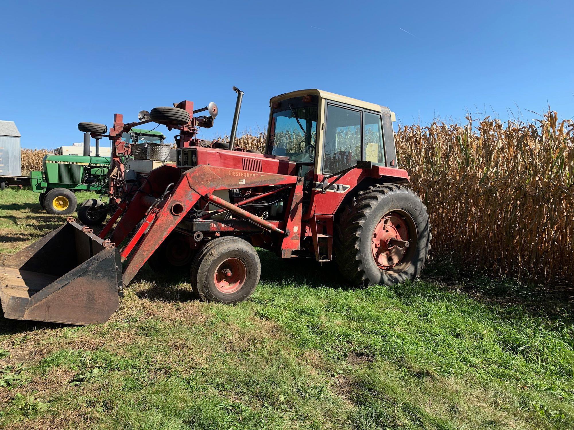 1976 IH 1086 Tractor