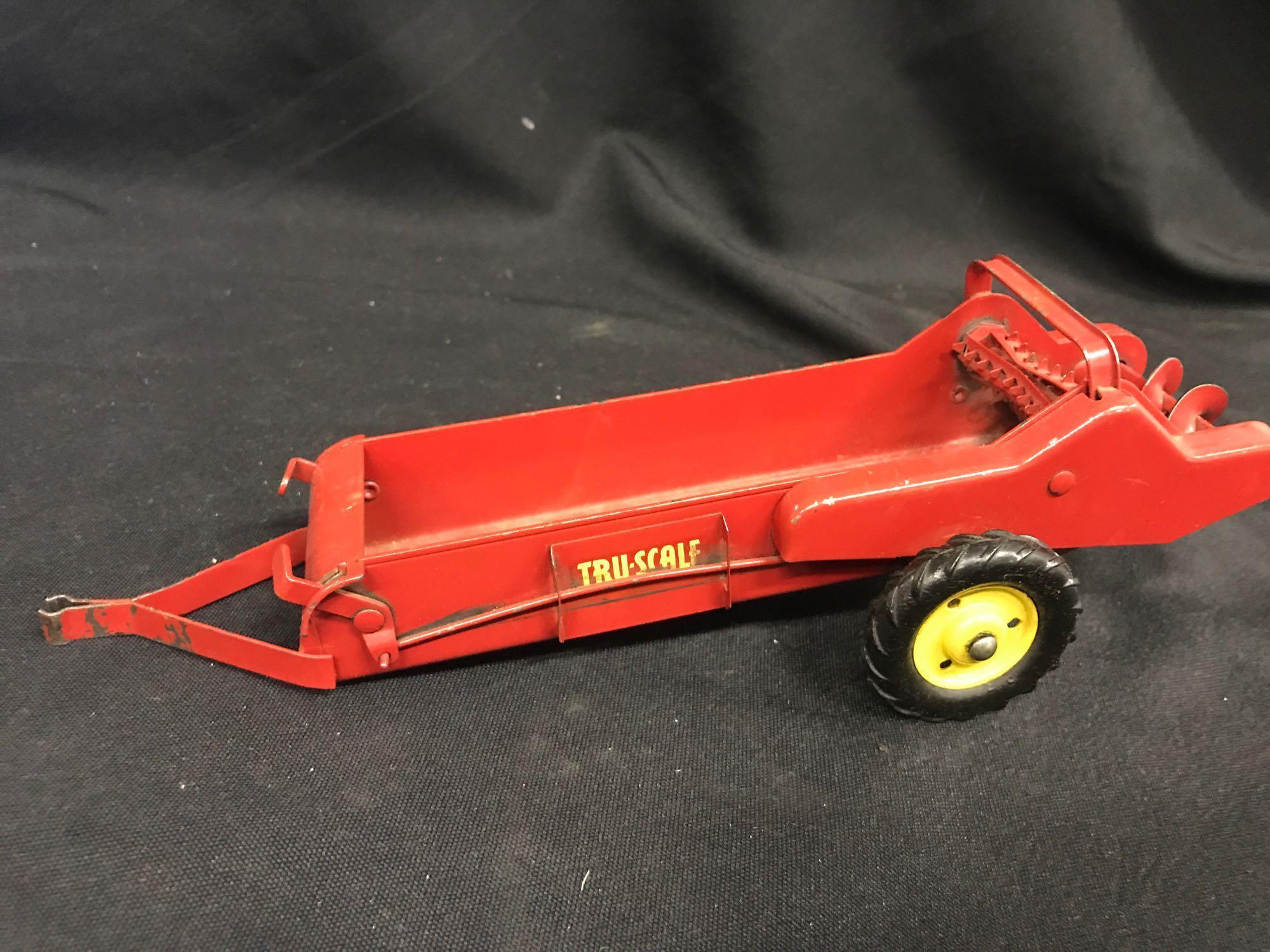 1/16 Scale Tru Scale Spreader and 2 Wheel Livestock Wagon