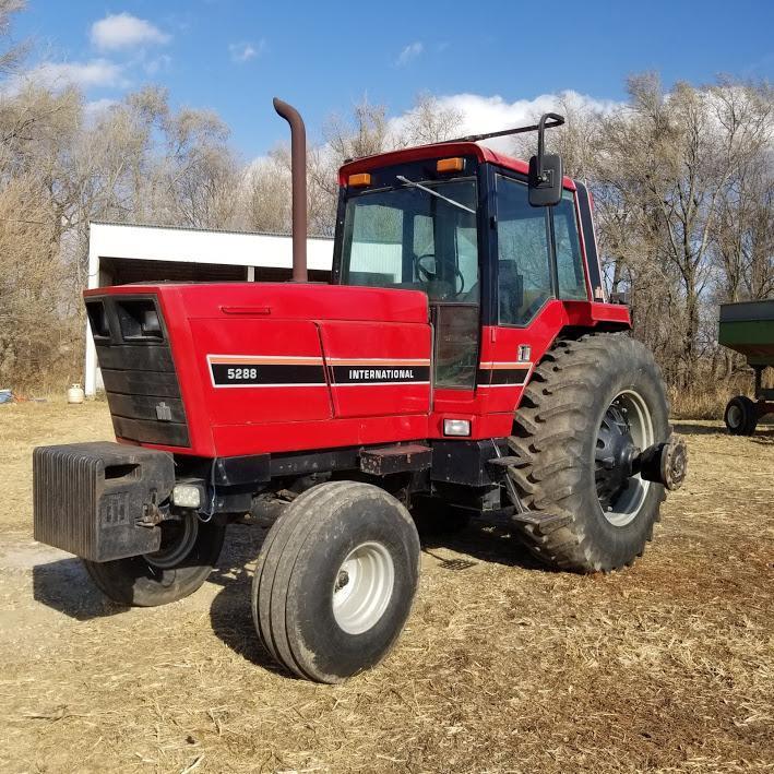 1982 IH 5288 TRACTOR, CAB, 2WD