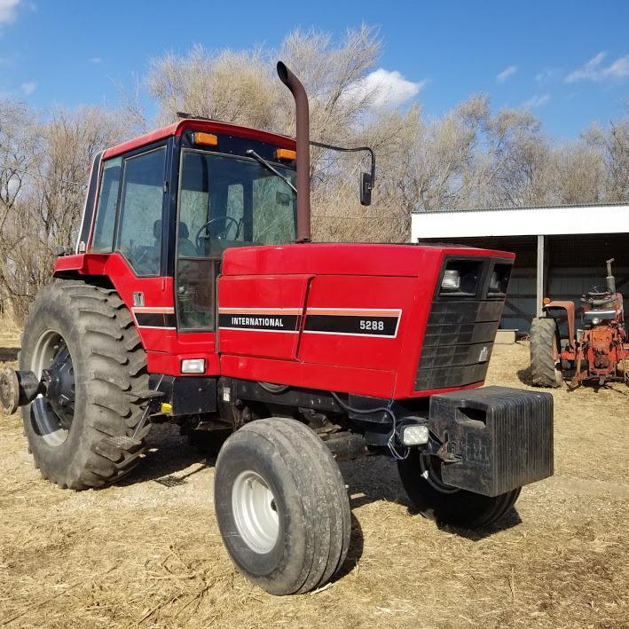 1982 IH 5288 TRACTOR, CAB, 2WD