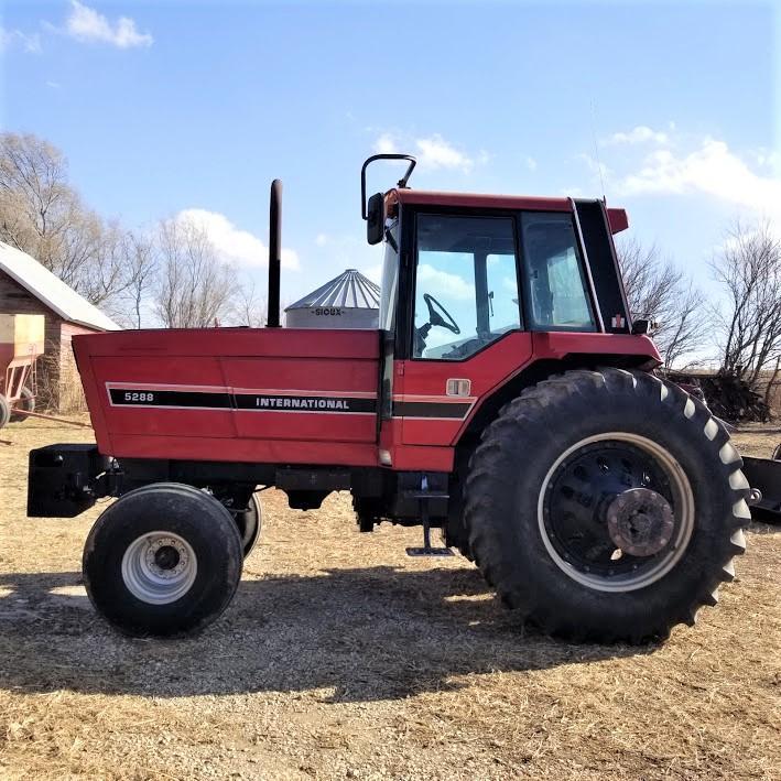 1982 IH 5288 TRACTOR, CAB, 2WD