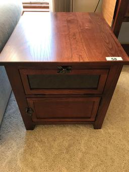 Oak End table w/Glassfront door 22''Wx25''Dx22.5'' T. NO SHIPPING AVAILABLE!