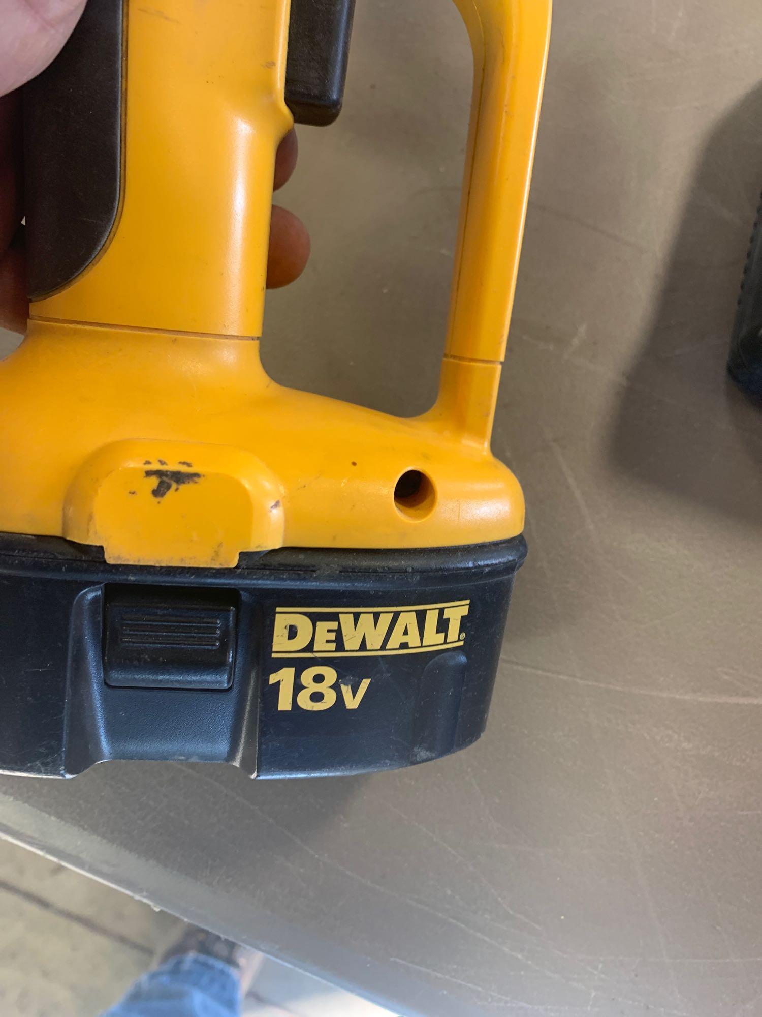 DeWalt 18v cordless cut off tool with charger (battery not good). SHIPPING AVAILABLE