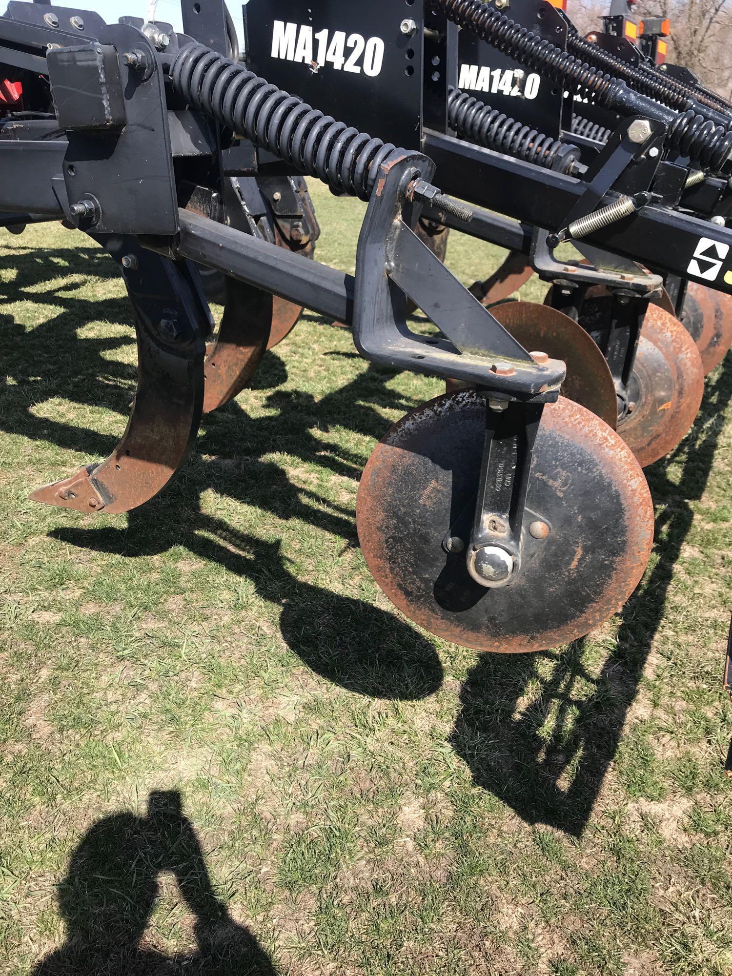 C-IH 530C 5x30 Disc Ripper with Summers Rolling Basket