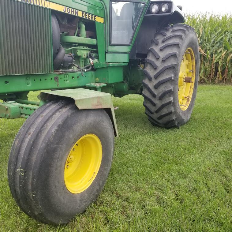 1982 JOHN DEERE "4440" TRACTOR