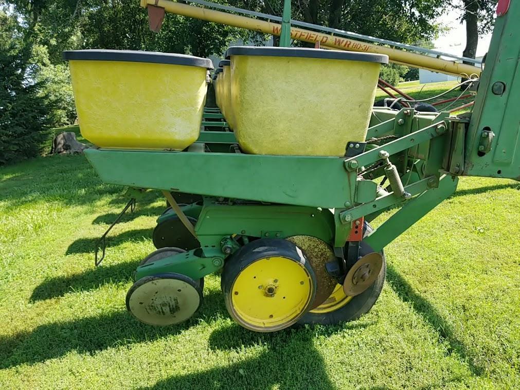 JOHN DEERE 7000 PLANTER.6x30 Trailing