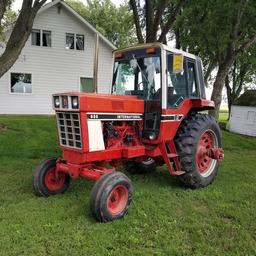 1980 IH "886" 2WD CAB TRACTOR