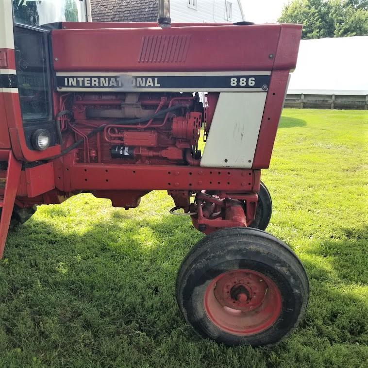 1980 IH "886" 2WD CAB TRACTOR