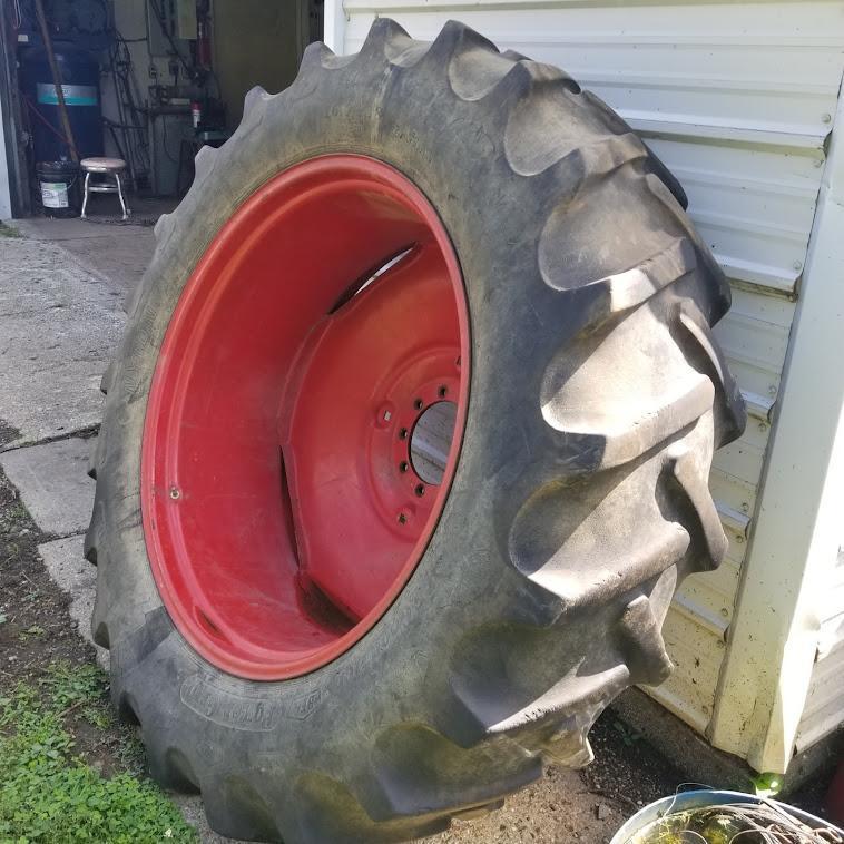 1980 IH "886" 2WD CAB TRACTOR