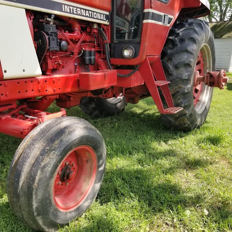 1980 IH "886" 2WD CAB TRACTOR