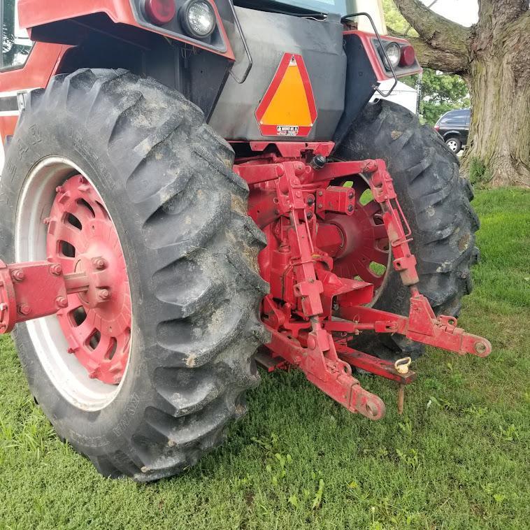 1980 IH "886" 2WD CAB TRACTOR