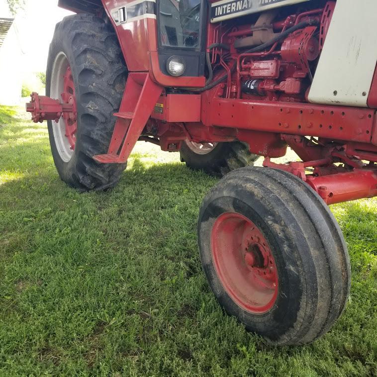 1980 IH "886" 2WD CAB TRACTOR