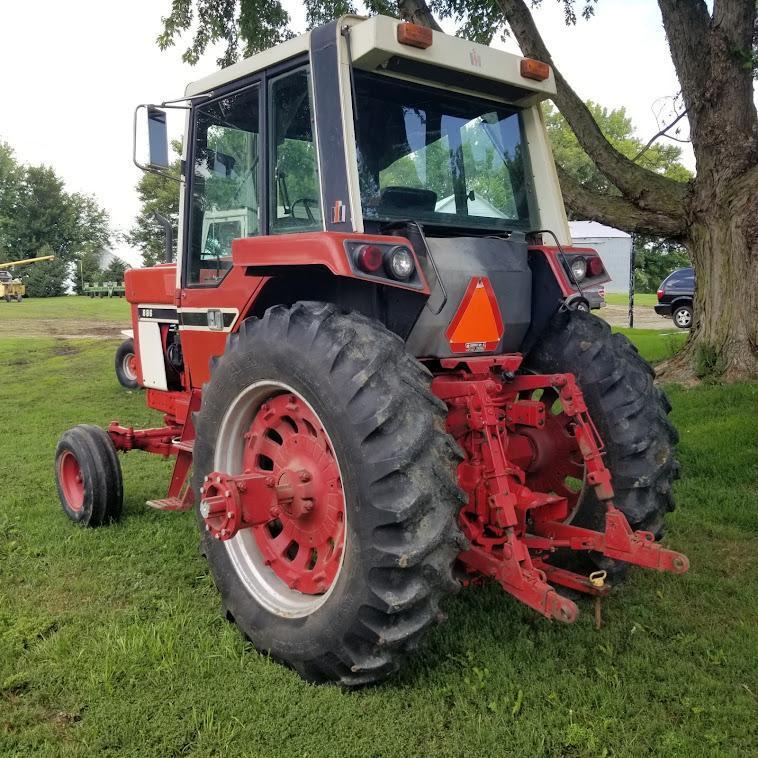 1980 IH "886" 2WD CAB TRACTOR