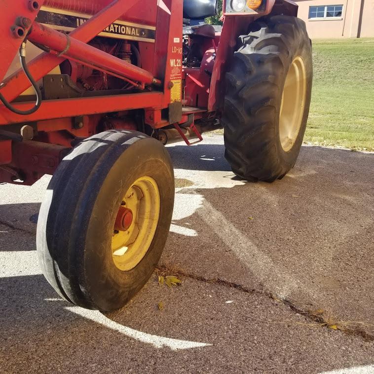 INTERNATIONAL "84 HYDRO " TRACTOR