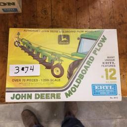 ERTL JOHN DEERE MOLDBOARD PLOW MODEL