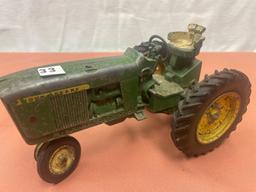 Ertl John Deere 1960s Narrow Front Tractor 1/16 Scale