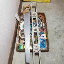 TOOL ASSORTMENT inc. LEVEL and SAW
