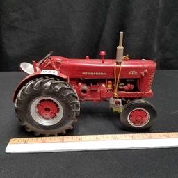 INTERNATIONAL "W-400" TRACTOR, DIESEL WHEAT LAND FENDERS CANADIAN 2012 FARM SHOW