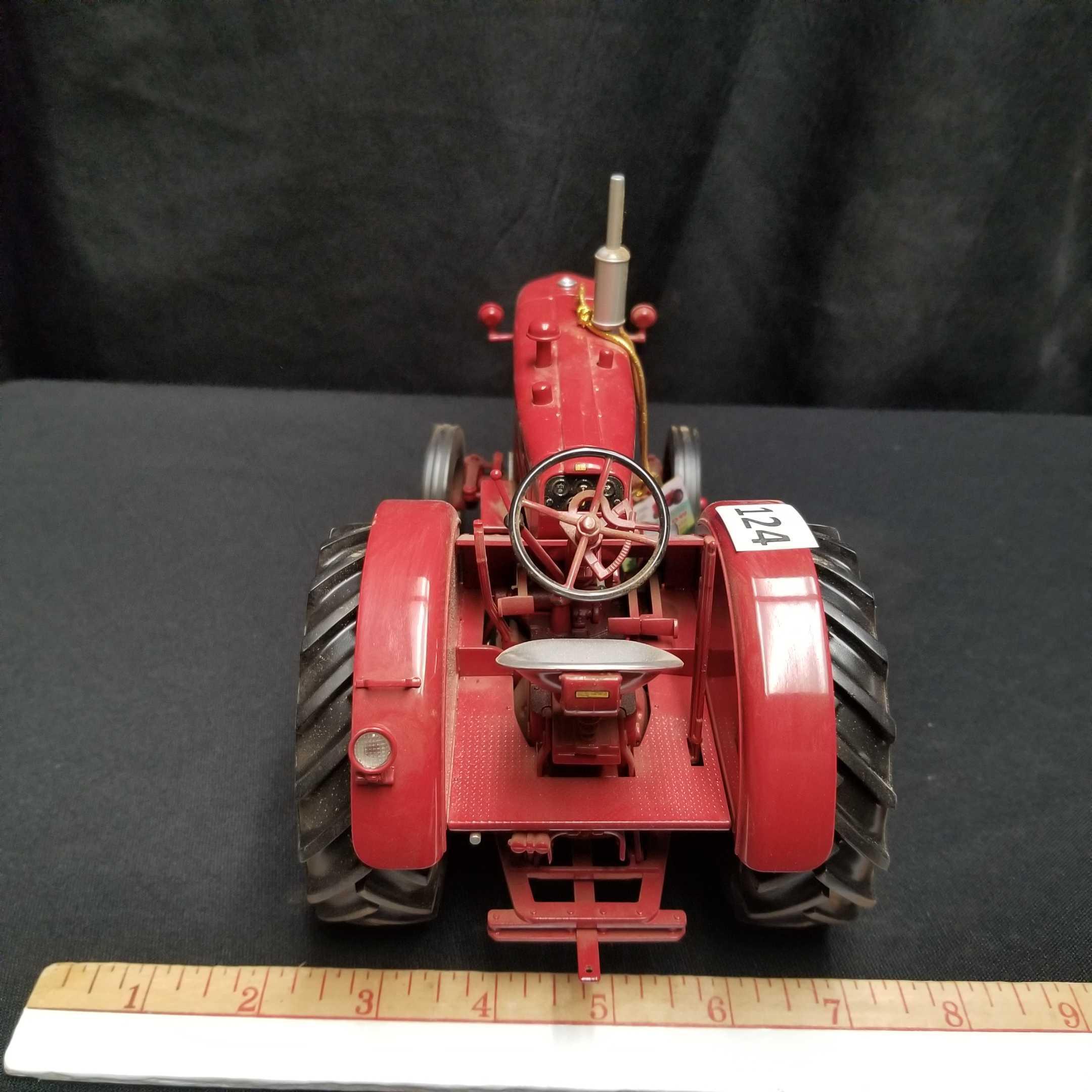 INTERNATIONAL "W-400" TRACTOR, DIESEL WHEAT LAND FENDERS CANADIAN 2012 FARM SHOW