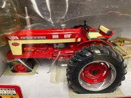 1/16th Scale Ertl National Farm Toy Museum Farmall 560 Demonstrator w/Gold 5 bottom plow - NIB