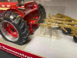 1/16th Scale Ertl National Farm Toy Museum Farmall 560 Demonstrator w/Gold 5 bottom plow - NIB