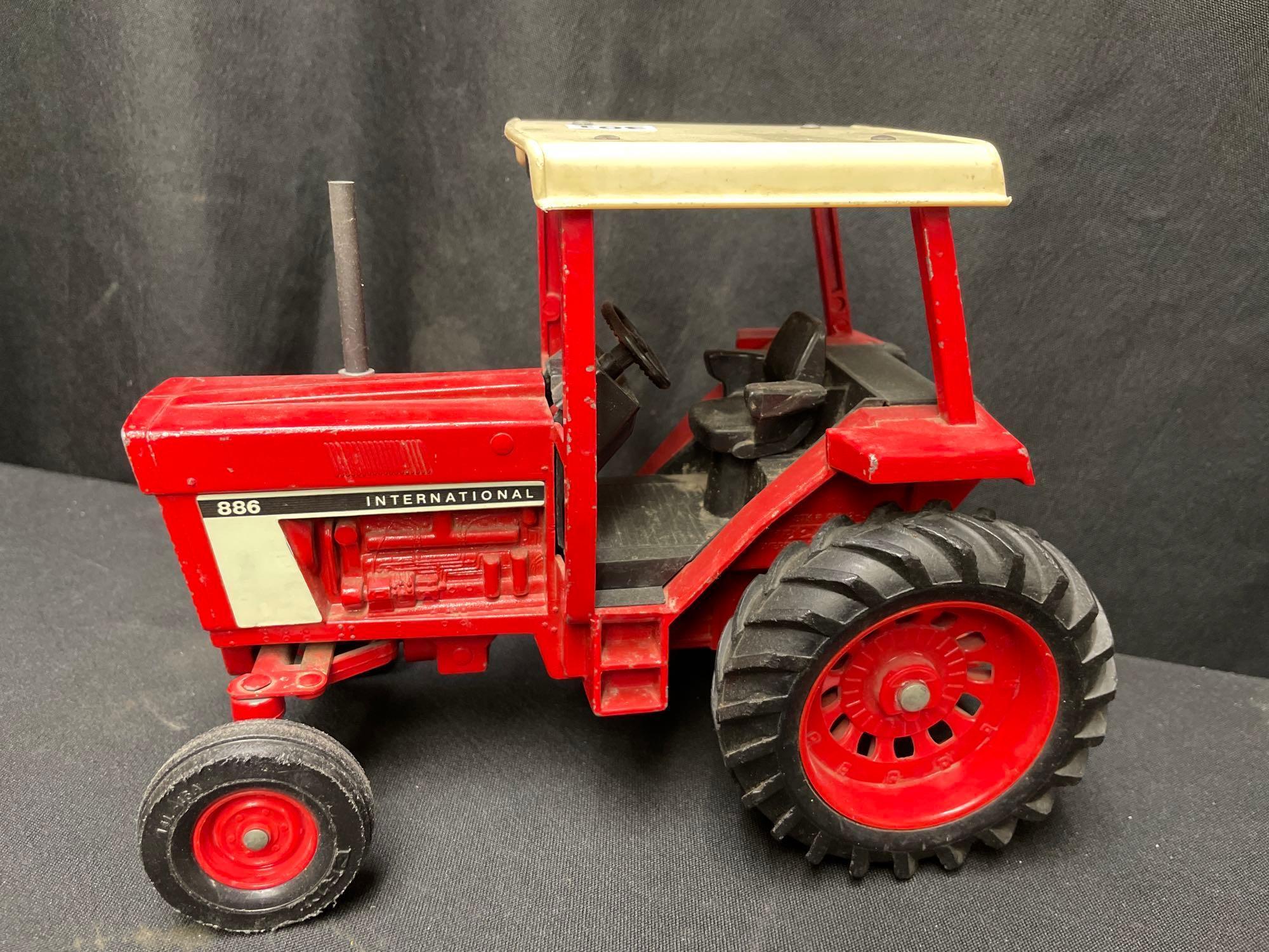 1/16th Scale Ertl IH 886 Tractor w/cab