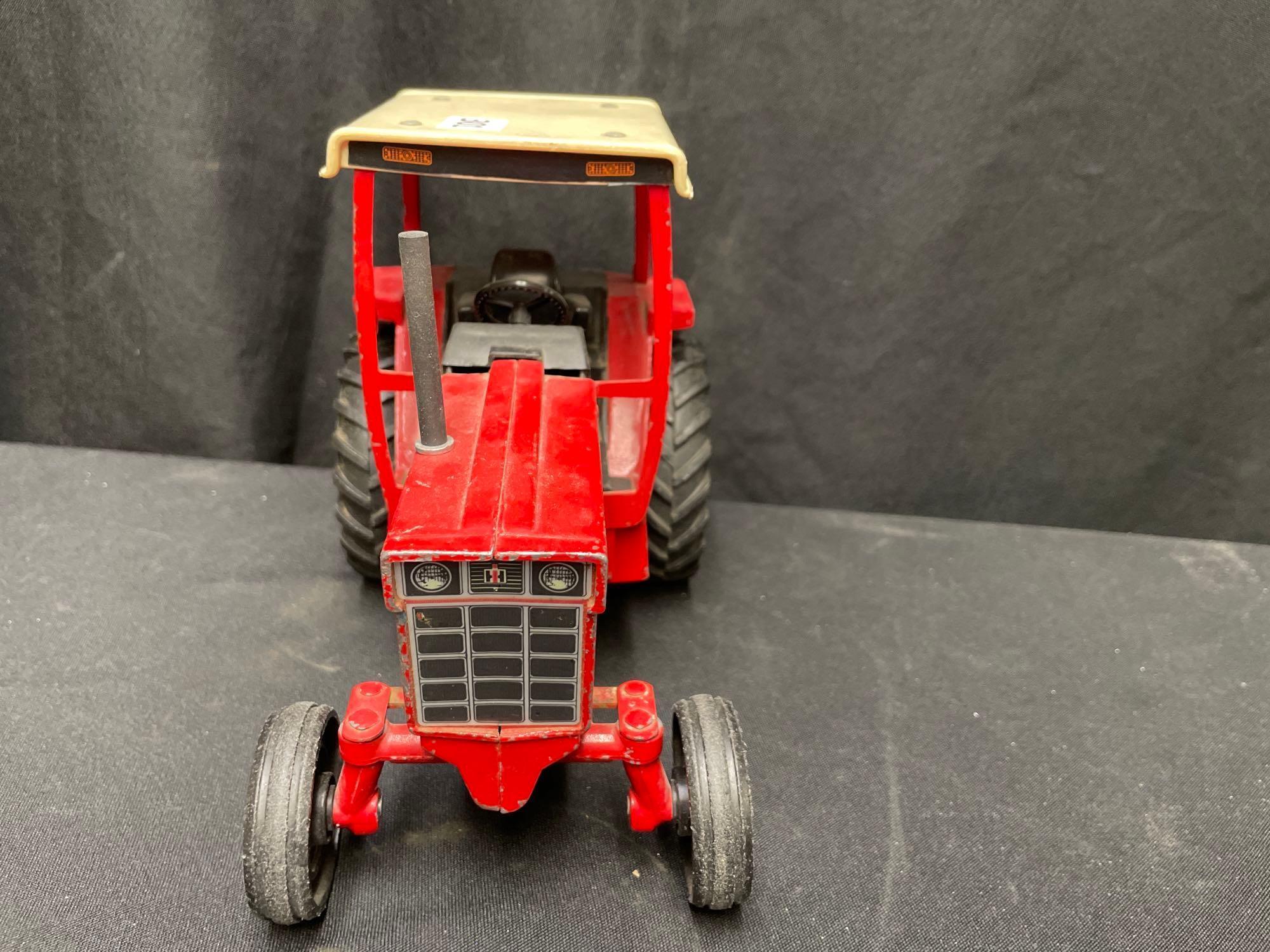 1/16th Scale Ertl IH 886 Tractor w/cab