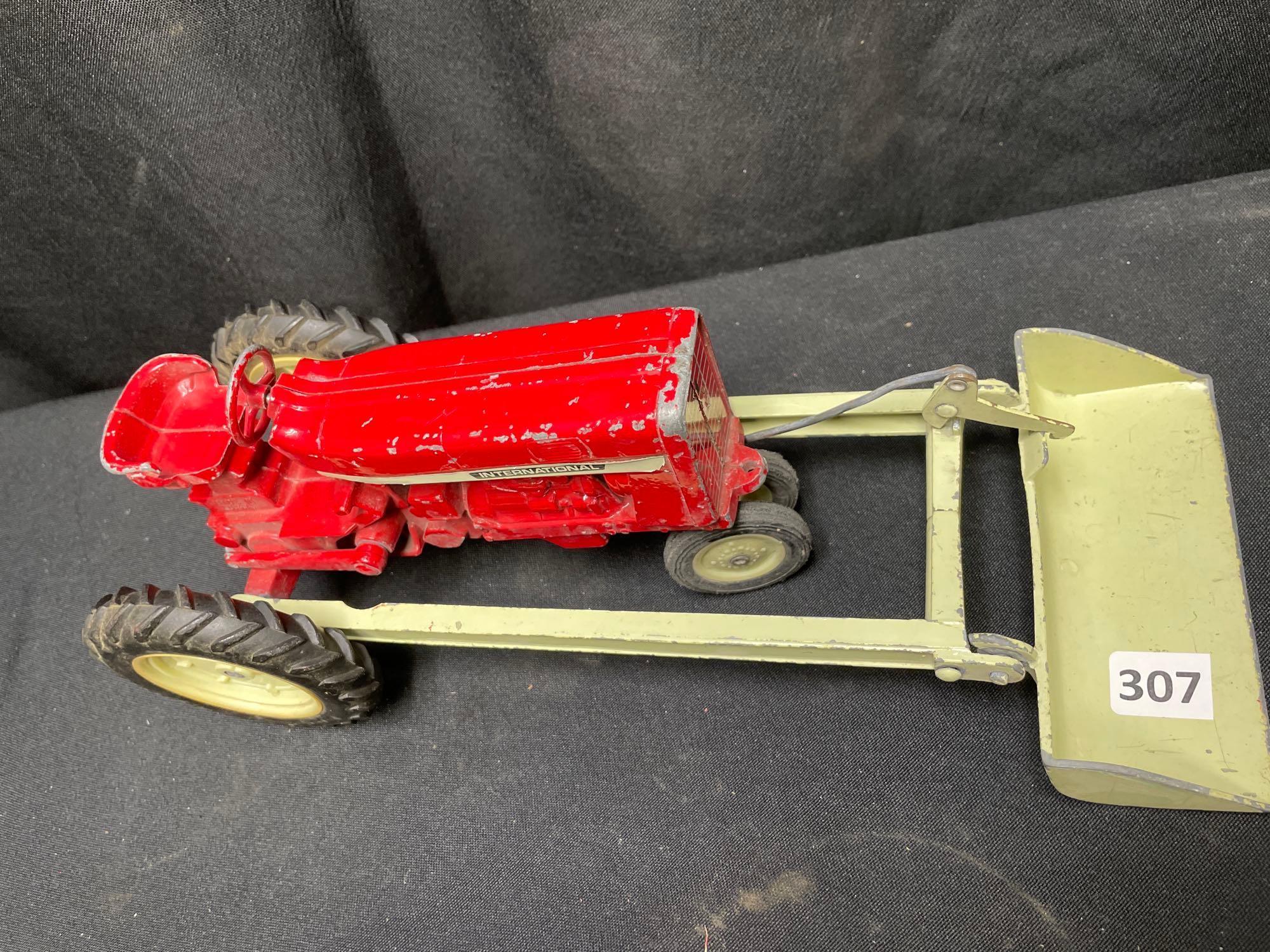 1/16th Scale IH Tractor with Loader - raise lever broken
